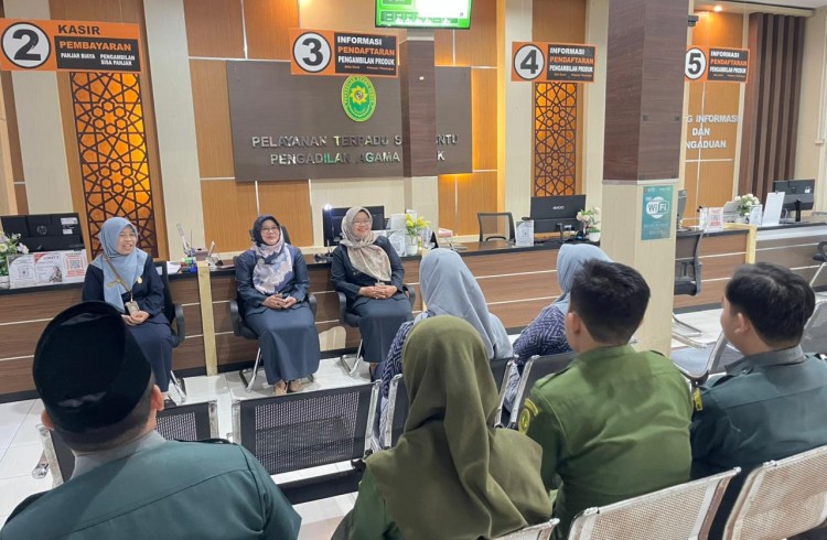 (31/12/2025) Briefing Rabu Pagi PA Demak: Tingkatkan Pelayanan, Kerapian, dan Kebersihan di PTSP (31/12/2025) Briefing Rabu Pagi PA Demak: Tingkatkan Pelayanan, Kerapian, dan Kebersihan di PTSP